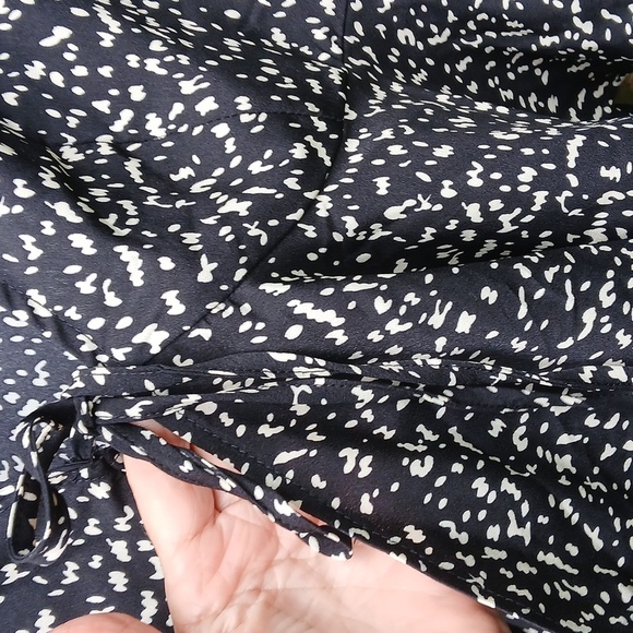 SHEIN Black and White Ruffled Tie Front Blouse Sz M NWOT - Picture 6 of 12